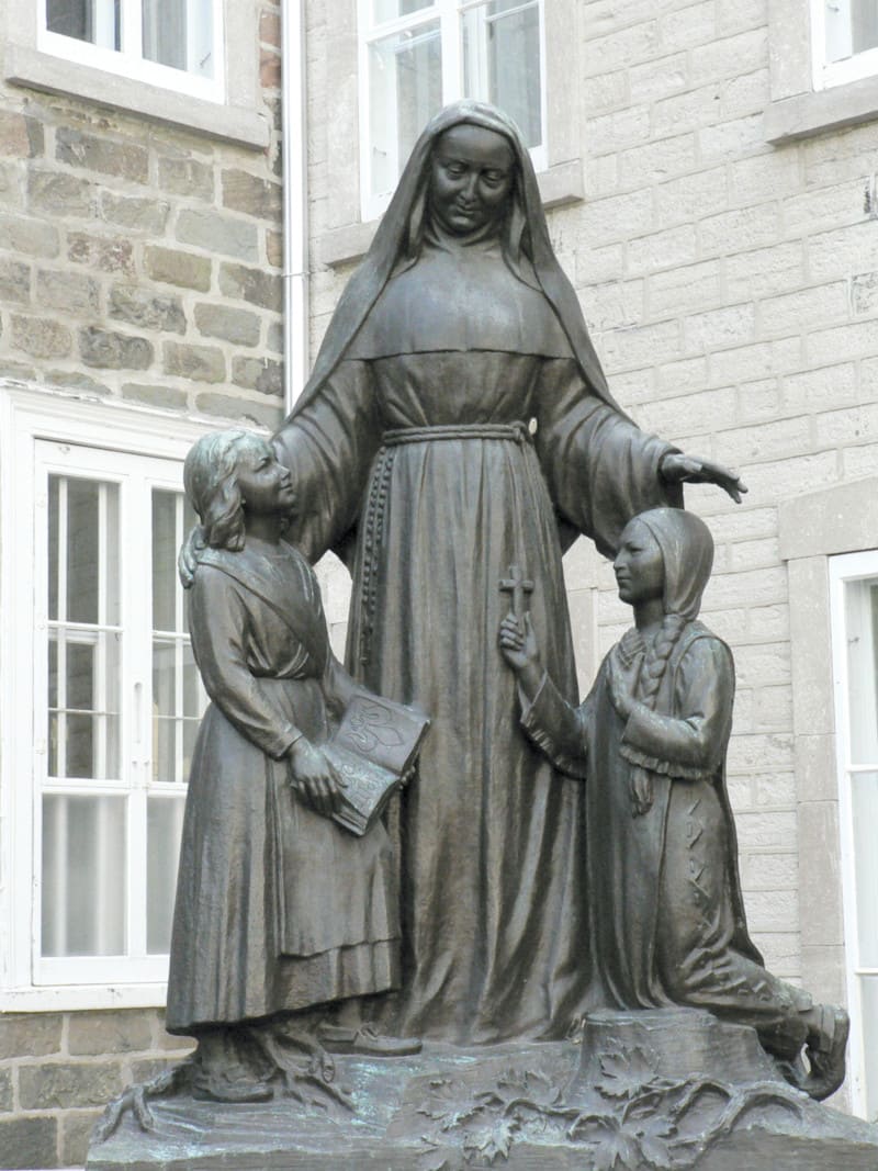 Monumento a María de la Encarnación